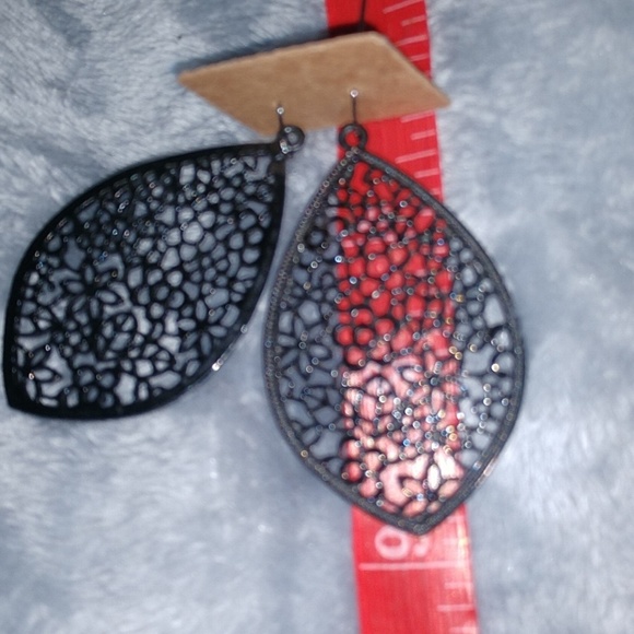 Floral Hollow Leaf Shaped Drop Earrings - Picture 7 of 8